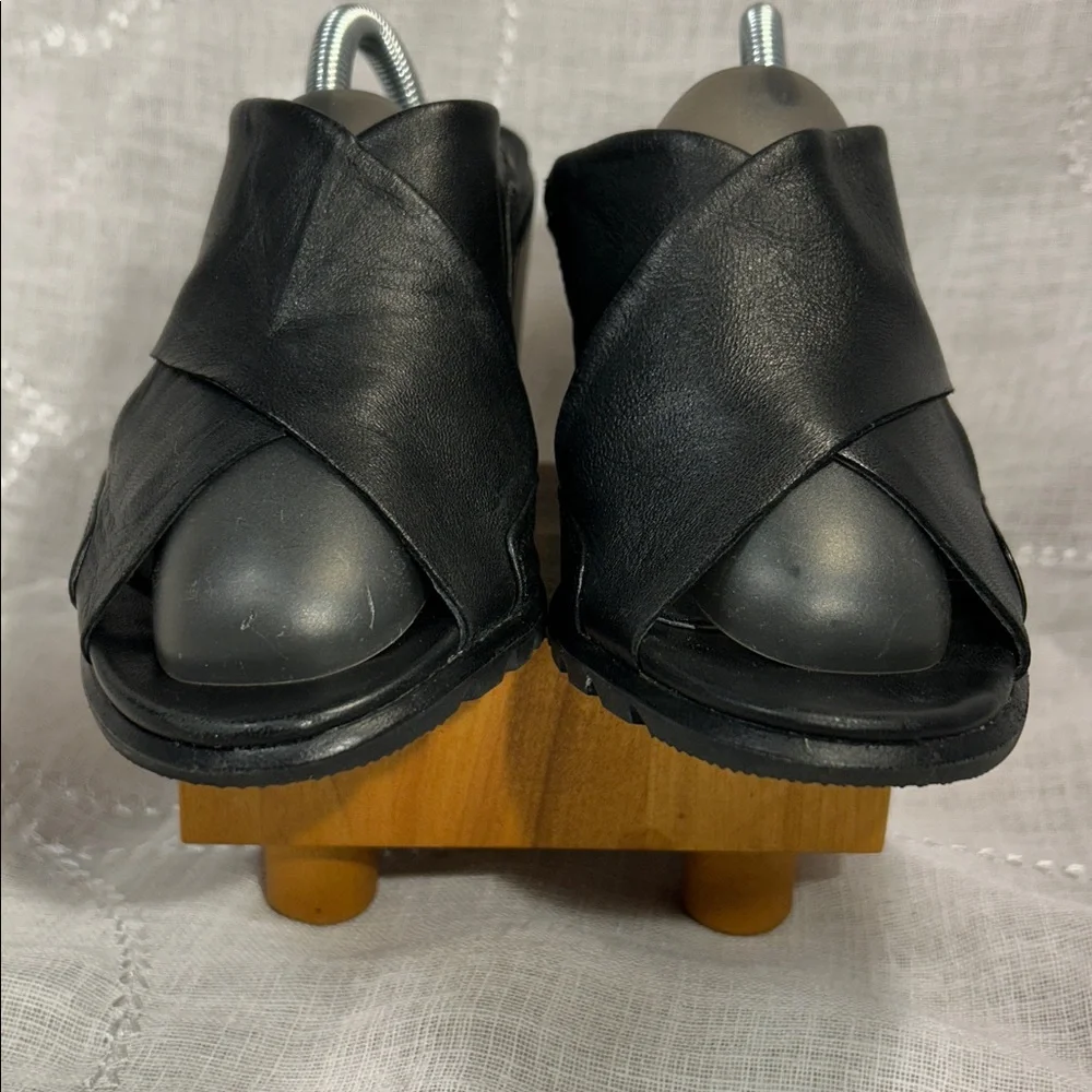 Sorel almost NEW soft glove leather slide in stacked heel sandals